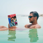 man in water met boek
