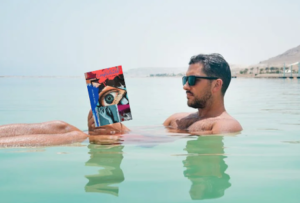 man in water met boek